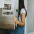 Pige åbner køleskab